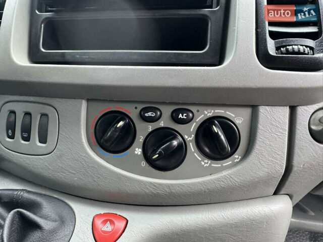 Жовтий Опель Віваро, об'ємом двигуна 2.46 л та пробігом 280 тис. км за 6999 $, фото 23 на Automoto.ua