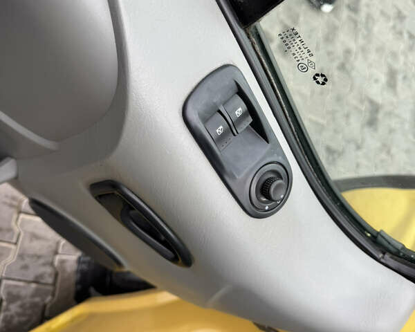 Жовтий Опель Віваро, об'ємом двигуна 2.46 л та пробігом 280 тис. км за 6999 $, фото 27 на Automoto.ua