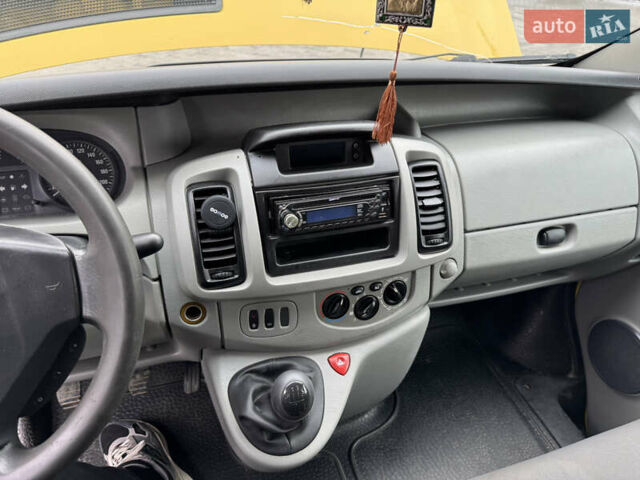 Жовтий Опель Віваро, об'ємом двигуна 2.46 л та пробігом 280 тис. км за 6999 $, фото 31 на Automoto.ua