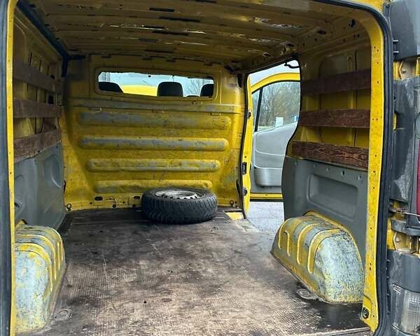 Желтый Опель Виваро, объемом двигателя 1.9 л и пробегом 370 тыс. км за 4200 $, фото 1 на Automoto.ua