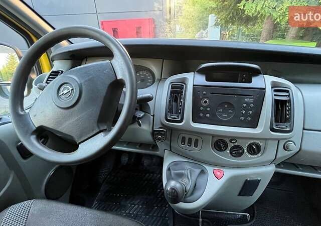 Желтый Опель Виваро, объемом двигателя 1.87 л и пробегом 170 тыс. км за 8500 $, фото 7 на Automoto.ua