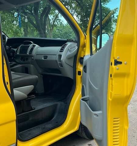 Желтый Опель Виваро, объемом двигателя 1.87 л и пробегом 170 тыс. км за 8500 $, фото 4 на Automoto.ua