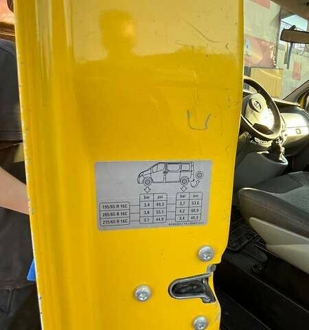 Желтый Опель Виваро, объемом двигателя 1.87 л и пробегом 170 тыс. км за 8500 $, фото 5 на Automoto.ua