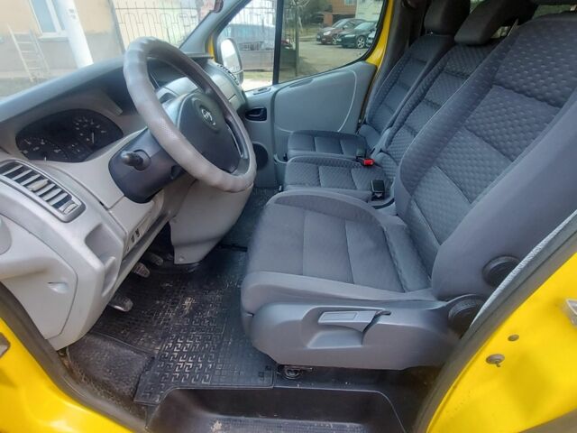 Желтый Опель Виваро, объемом двигателя 2 л и пробегом 250 тыс. км за 5500 $, фото 4 на Automoto.ua