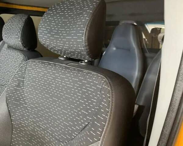 Желтый Опель Виваро, объемом двигателя 1.9 л и пробегом 240 тыс. км за 7470 $, фото 6 на Automoto.ua