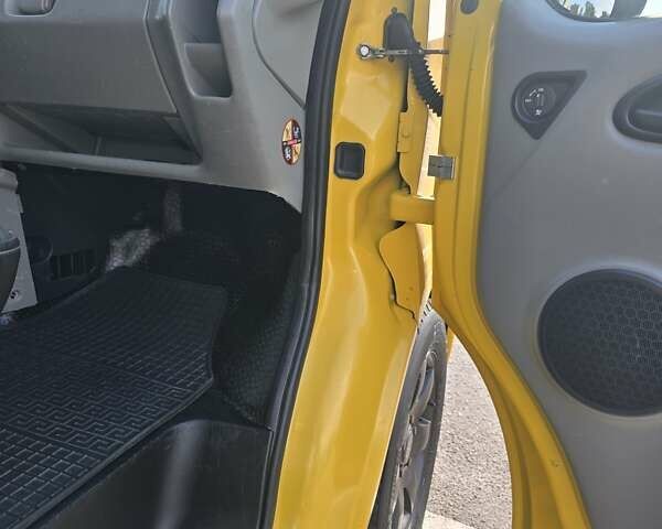 Желтый Опель Виваро, объемом двигателя 2 л и пробегом 290 тыс. км за 8900 $, фото 43 на Automoto.ua
