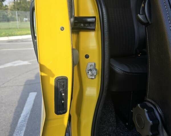 Желтый Опель Виваро, объемом двигателя 2 л и пробегом 290 тыс. км за 8900 $, фото 58 на Automoto.ua