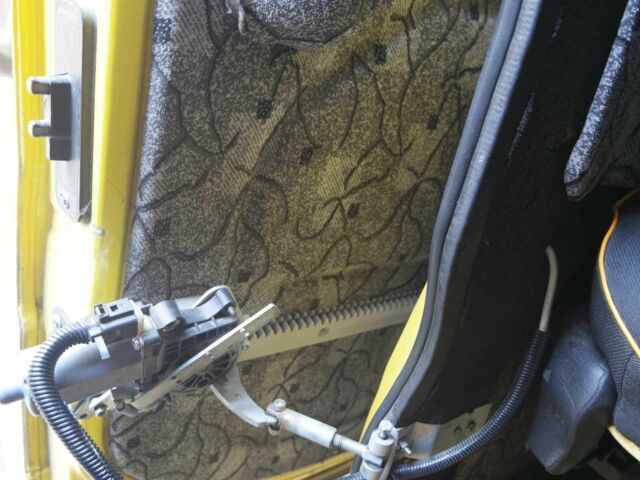 Желтый Опель Виваро, объемом двигателя 2 л и пробегом 458 тыс. км за 9305 $, фото 17 на Automoto.ua