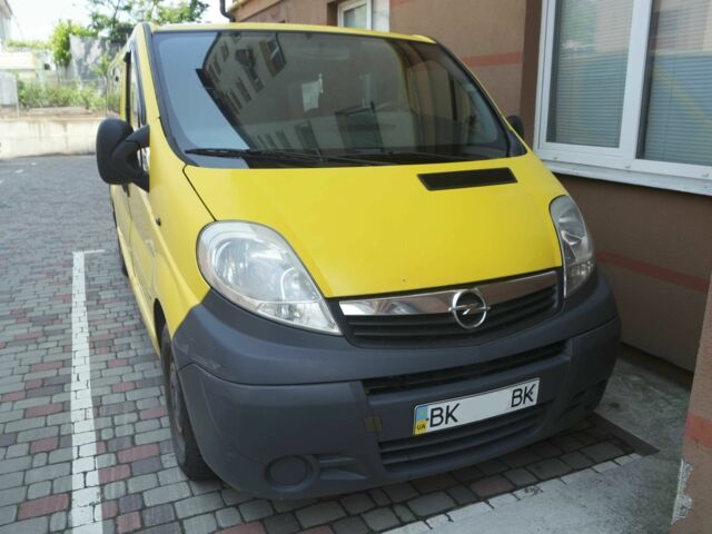 Желтый Опель Виваро, объемом двигателя 2 л и пробегом 458 тыс. км за 9305 $, фото 1 на Automoto.ua