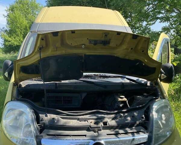 Желтый Опель Виваро, объемом двигателя 2 л и пробегом 385 тыс. км за 8000 $, фото 3 на Automoto.ua