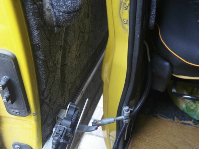 Желтый Опель Виваро, объемом двигателя 2 л и пробегом 458 тыс. км за 9305 $, фото 18 на Automoto.ua