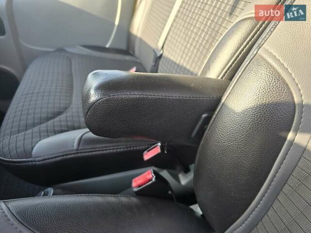 Желтый Опель Виваро, объемом двигателя 2 л и пробегом 290 тыс. км за 8900 $, фото 15 на Automoto.ua