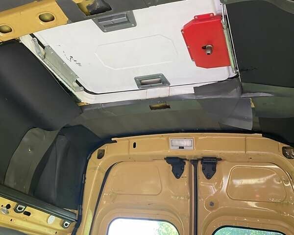 Желтый Опель Виваро, объемом двигателя 2 л и пробегом 385 тыс. км за 8000 $, фото 6 на Automoto.ua