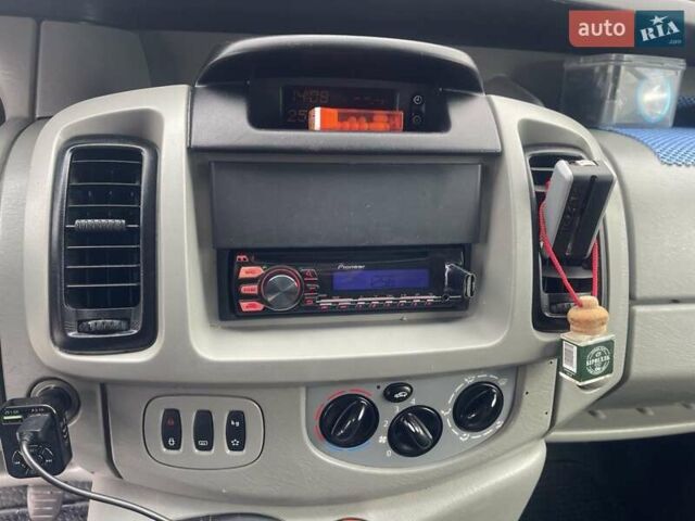 Желтый Опель Виваро, объемом двигателя 2 л и пробегом 253 тыс. км за 7800 $, фото 10 на Automoto.ua