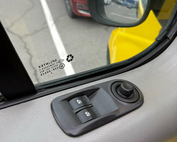 Жовтий Опель Віваро, об'ємом двигуна 2.5 л та пробігом 270 тис. км за 11300 $, фото 13 на Automoto.ua