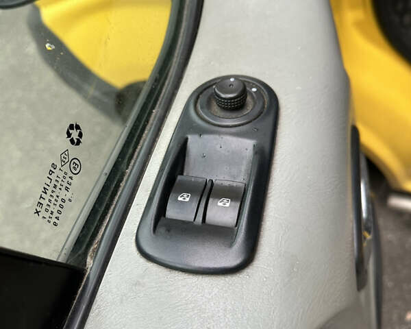 Желтый Опель Виваро, объемом двигателя 2 л и пробегом 382 тыс. км за 7200 $, фото 6 на Automoto.ua