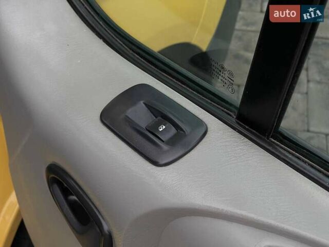 Жовтий Опель Віваро, об'ємом двигуна 2 л та пробігом 272 тис. км за 10700 $, фото 40 на Automoto.ua