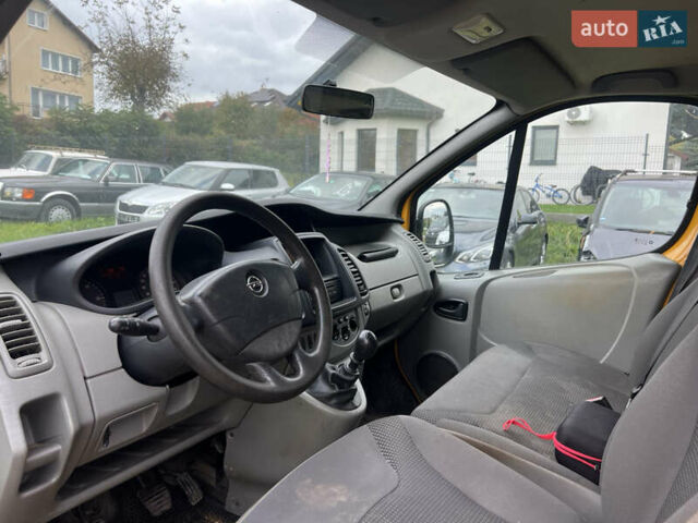 Желтый Опель Виваро, объемом двигателя 2.5 л и пробегом 274 тыс. км за 8900 $, фото 5 на Automoto.ua