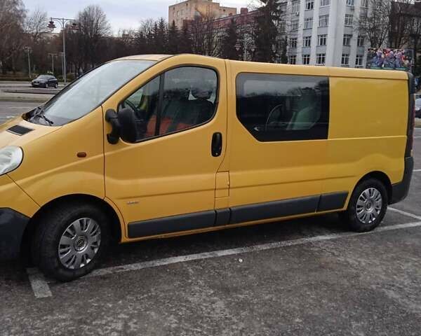 Желтый Опель Виваро, объемом двигателя 2 л и пробегом 270 тыс. км за 11200 $, фото 1 на Automoto.ua