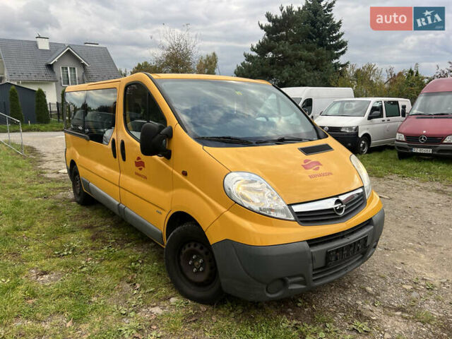 Желтый Опель Виваро, объемом двигателя 2.5 л и пробегом 274 тыс. км за 8900 $, фото 2 на Automoto.ua