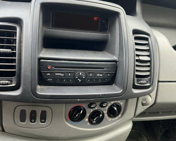 Желтый Опель Виваро, объемом двигателя 2.5 л и пробегом 274 тыс. км за 8900 $, фото 6 на Automoto.ua