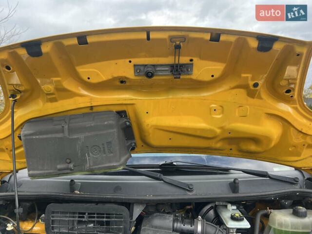 Желтый Опель Виваро, объемом двигателя 2.5 л и пробегом 274 тыс. км за 8900 $, фото 14 на Automoto.ua