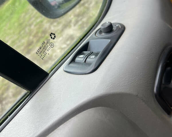 Желтый Опель Виваро, объемом двигателя 2.5 л и пробегом 274 тыс. км за 8900 $, фото 7 на Automoto.ua