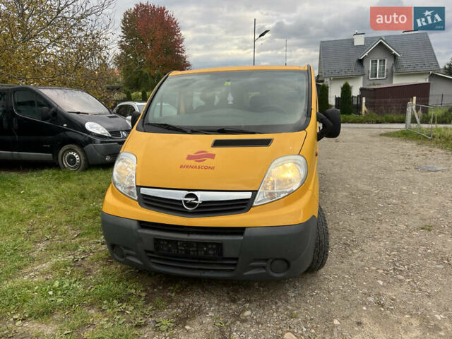 Желтый Опель Виваро, объемом двигателя 2.5 л и пробегом 274 тыс. км за 8900 $, фото 1 на Automoto.ua