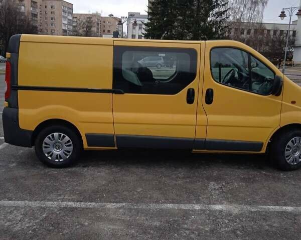 Желтый Опель Виваро, объемом двигателя 2 л и пробегом 270 тыс. км за 11200 $, фото 2 на Automoto.ua