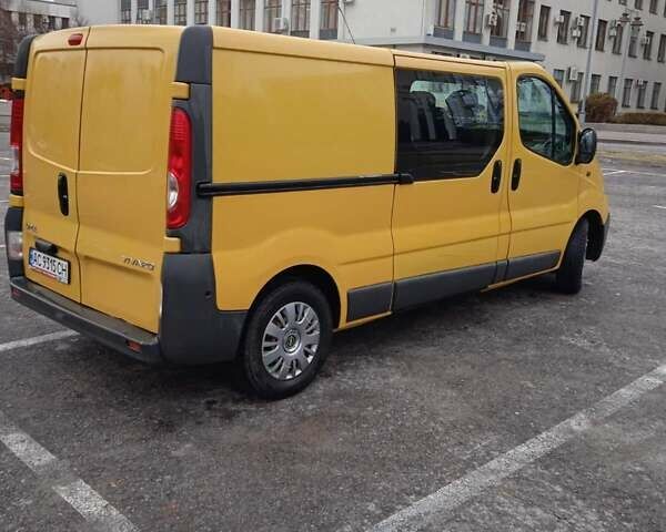 Желтый Опель Виваро, объемом двигателя 2 л и пробегом 270 тыс. км за 11200 $, фото 3 на Automoto.ua