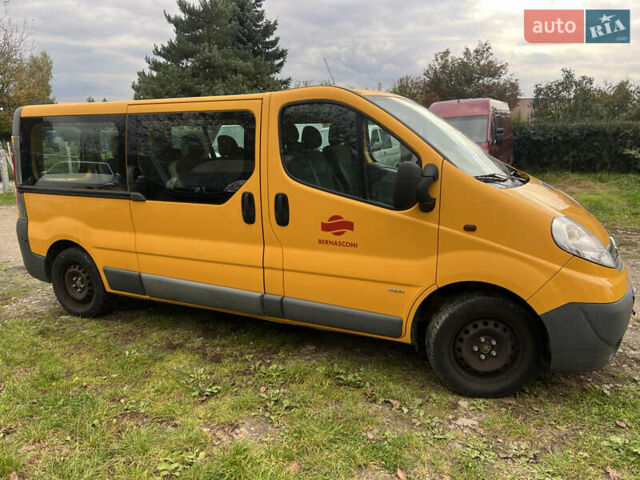 Желтый Опель Виваро, объемом двигателя 2.5 л и пробегом 274 тыс. км за 8900 $, фото 3 на Automoto.ua