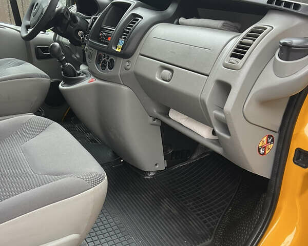 Жовтий Опель Віваро, об'ємом двигуна 2 л та пробігом 142 тис. км за 15700 $, фото 20 на Automoto.ua
