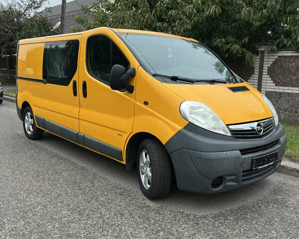 Жовтий Опель Віваро, об'ємом двигуна 2 л та пробігом 142 тис. км за 15700 $, фото 2 на Automoto.ua