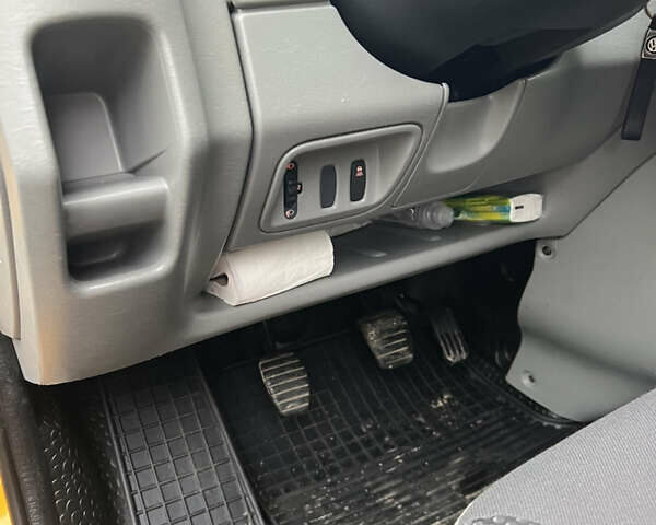 Жовтий Опель Віваро, об'ємом двигуна 2 л та пробігом 142 тис. км за 15700 $, фото 26 на Automoto.ua