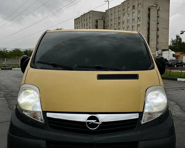 Жовтий Опель Віваро, об'ємом двигуна 2 л та пробігом 300 тис. км за 10000 $, фото 1 на Automoto.ua