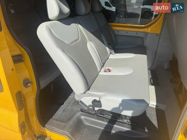 Жовтий Опель Віваро, об'ємом двигуна 2 л та пробігом 280 тис. км за 14300 $, фото 7 на Automoto.ua