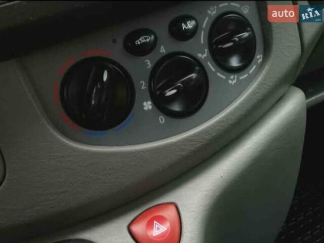 Серый Опель Виваро, объемом двигателя 2.5 л и пробегом 215 тыс. км за 4700 $, фото 13 на Automoto.ua