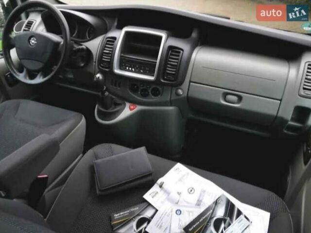 Серый Опель Виваро, объемом двигателя 2.5 л и пробегом 215 тыс. км за 4700 $, фото 9 на Automoto.ua