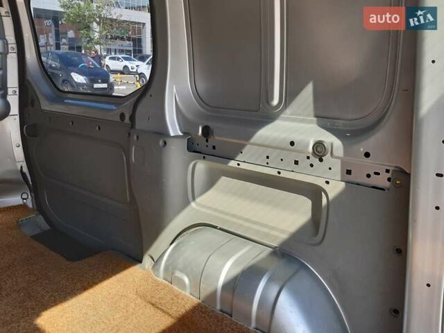Сірий Опель Віваро, об'ємом двигуна 2 л та пробігом 200 тис. км за 7300 $, фото 26 на Automoto.ua