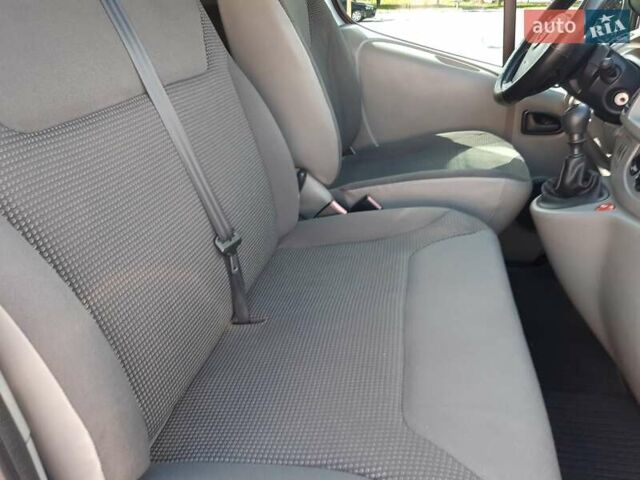 Сірий Опель Віваро, об'ємом двигуна 2 л та пробігом 200 тис. км за 7300 $, фото 16 на Automoto.ua