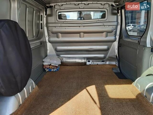 Сірий Опель Віваро, об'ємом двигуна 2 л та пробігом 200 тис. км за 7300 $, фото 22 на Automoto.ua