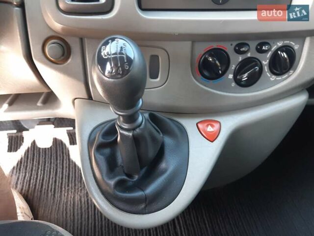Сірий Опель Віваро, об'ємом двигуна 2 л та пробігом 200 тис. км за 7300 $, фото 13 на Automoto.ua