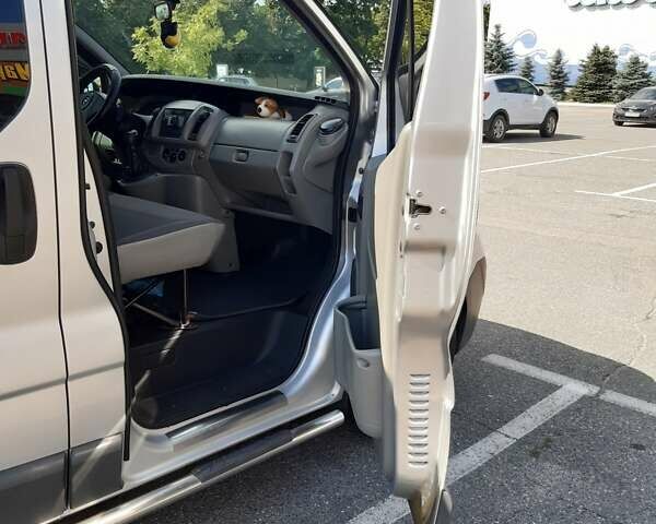 Сірий Опель Віваро, об'ємом двигуна 2 л та пробігом 200 тис. км за 7300 $, фото 27 на Automoto.ua