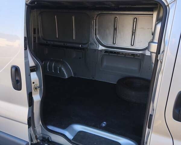 Серый Опель Виваро, объемом двигателя 2.02 л и пробегом 320 тыс. км за 7900 $, фото 26 на Automoto.ua