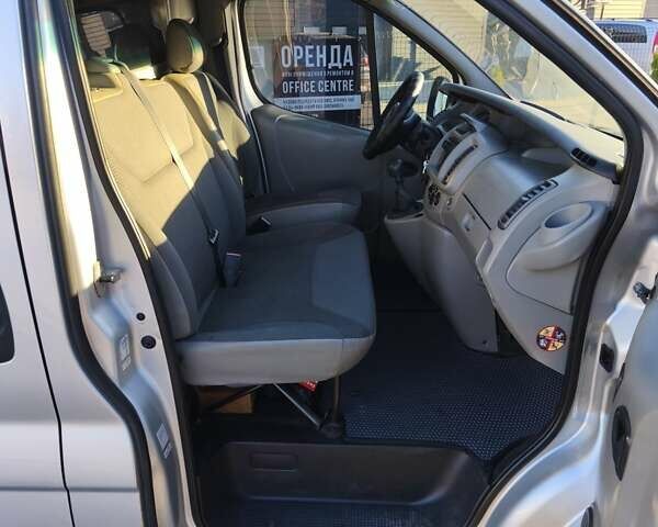 Серый Опель Виваро, объемом двигателя 2.02 л и пробегом 320 тыс. км за 7900 $, фото 27 на Automoto.ua