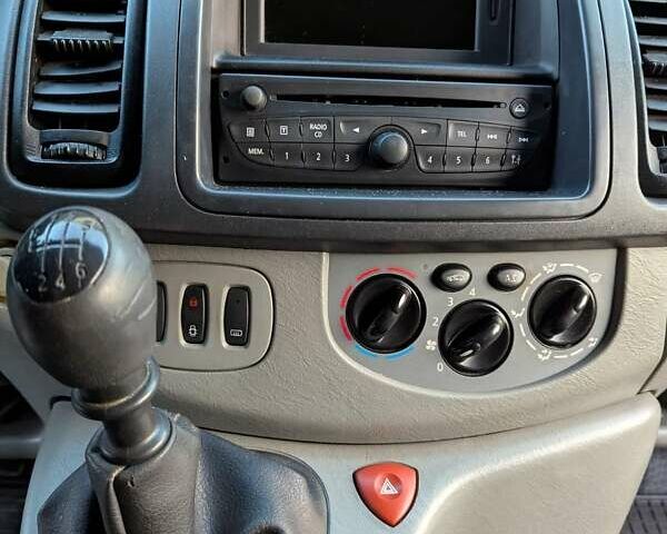 Сірий Опель Віваро, об'ємом двигуна 2 л та пробігом 238 тис. км за 11600 $, фото 6 на Automoto.ua