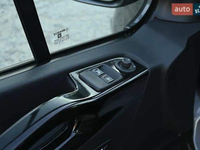 Сірий Опель Віваро, об'ємом двигуна 1.6 л та пробігом 274 тис. км за 11300 $, фото 17 на Automoto.ua