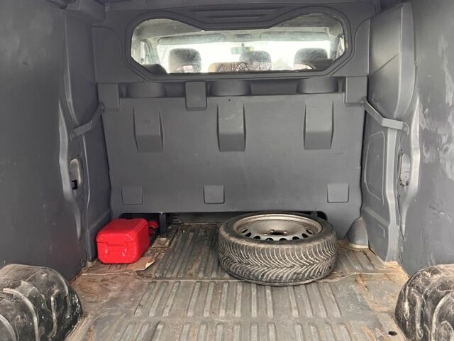 Серый Опель Виваро, объемом двигателя 2.5 л и пробегом 360 тыс. км за 4900 $, фото 5 на Automoto.ua