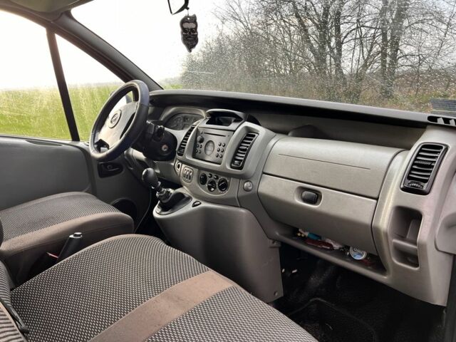 Серый Опель Виваро, объемом двигателя 2.5 л и пробегом 360 тыс. км за 4900 $, фото 4 на Automoto.ua