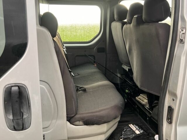 Серый Опель Виваро, объемом двигателя 2.5 л и пробегом 360 тыс. км за 4900 $, фото 3 на Automoto.ua